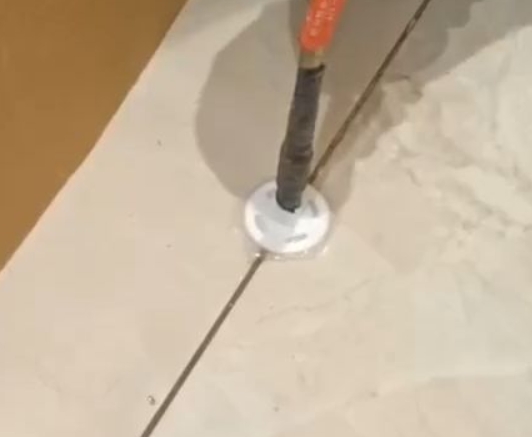 新密瓷砖空鼓维修公司专业解答瓷砖在铺贴过程中，如果没有涂抹均匀到位的粘结材料（如水泥砂浆或瓷砖胶），可能会导致以下问题