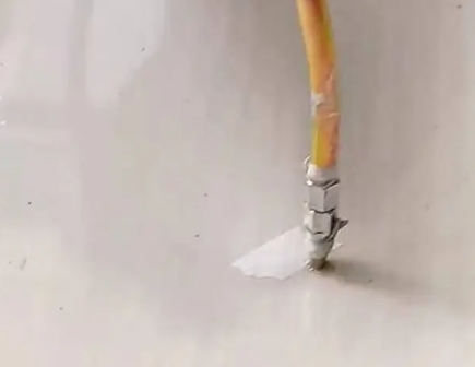 新密瓷砖空鼓维修公司专业解答在瓷砖铺贴过程中，如果使用的砂料过粗（如全部使用了粗砂），可能会导致以下问题