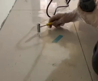 新密瓷砖开裂维修公司专业分享瓷砖在铺贴前如果没有沥干水分，将会导致以下问题