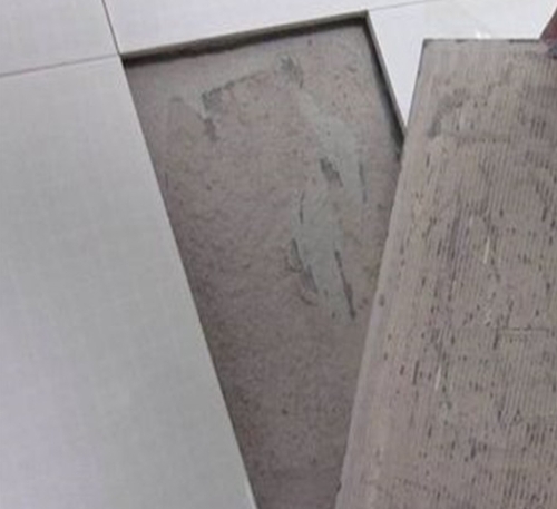 新密瓷砖空鼓维修公司分享瓷砖铺贴时如果打浆（即涂抹在瓷砖背面和基层上的砂浆或瓷砖胶）过少，会带来以下问题